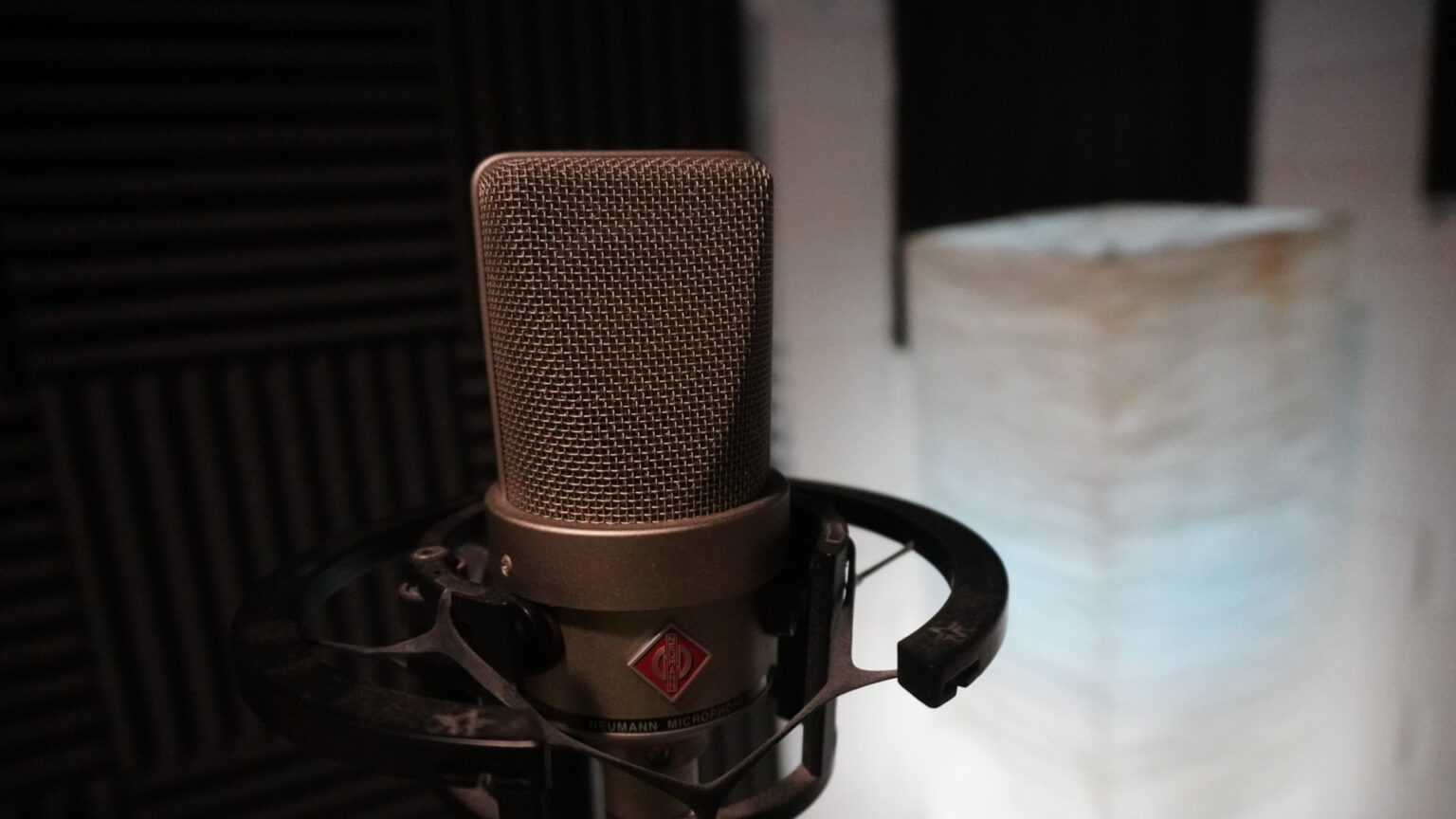 Micrófono Neumann TLM 103 en la sala de Groove Lab Estudios